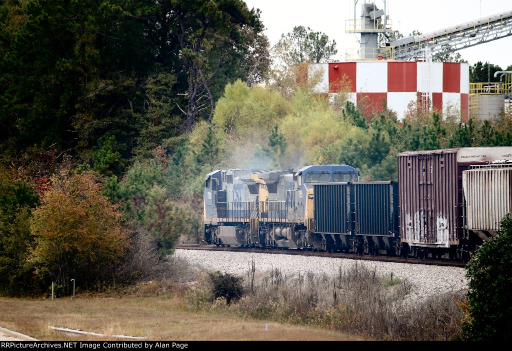 CSX 7700 leads 7895 northbound